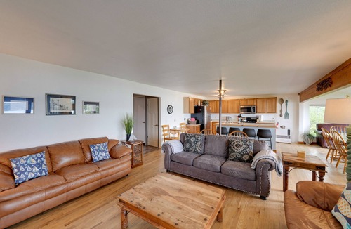 La Conner House | Cozy Beachouse: View & Deck, Steps from Skagit Bay