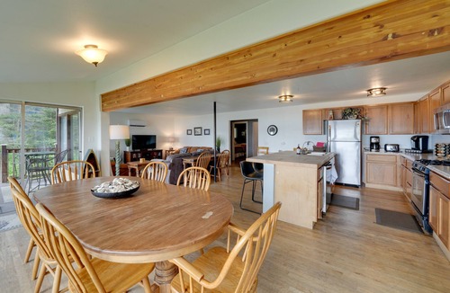 La Conner House | Cozy Beachouse: View & Deck, Steps from Skagit Bay