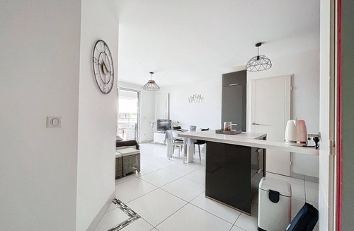 Palavas-les-Flots Apartment | Cozy Beachside F3 Apartment with Pool & Parking, 150m from the Beach
