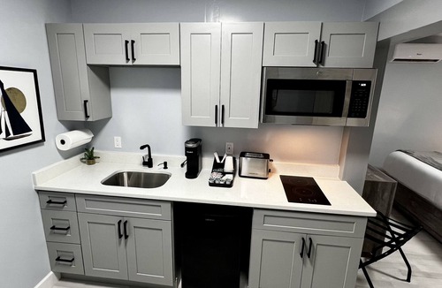 Daytona Beach Hotel | Cozy Beachside Boutique Hotel King Suite with kitchen