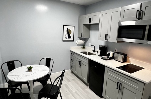 Daytona Beach Hotel | Cozy Beachside Boutique Hotel King Suite with kitchen