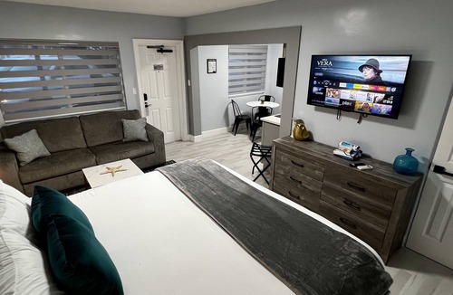 Daytona Beach Hotel | Cozy Beachside Boutique Hotel King Suite with kitchen