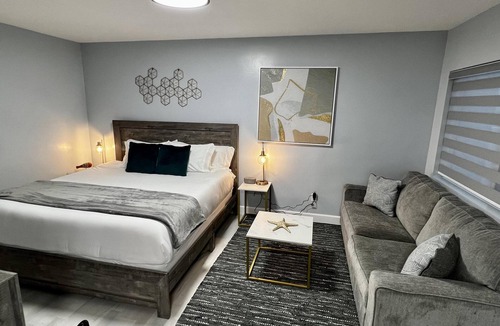 Daytona Beach Hotel | Cozy Beachside Boutique Hotel King Suite with kitchen