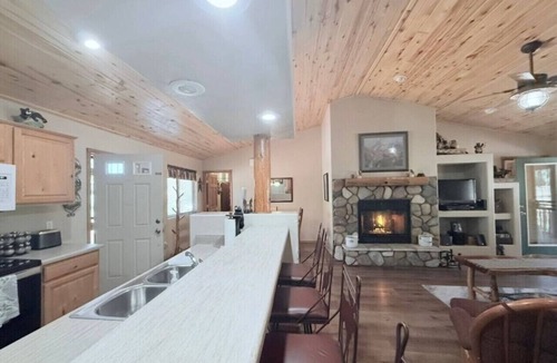 Heber Cabin | Cozy Bear Cabin with Hot Tub