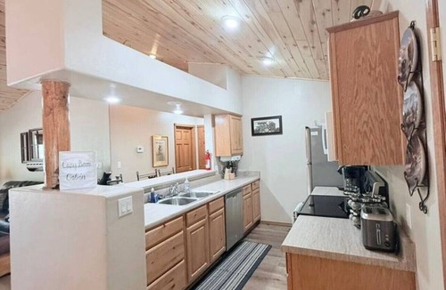 Heber Cabin | Cozy Bear Cabin with Hot Tub