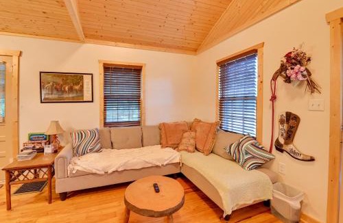 Heidelberg House | Cozy Beattyville Cabin w/Fire Pit