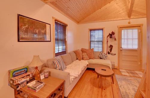 Heidelberg House | Cozy Beattyville Cabin w/Fire Pit