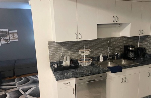 Kenwood Condo | Cozy Beautiful Condo