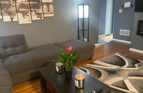 Kenwood Condo | Cozy Beautiful Condo