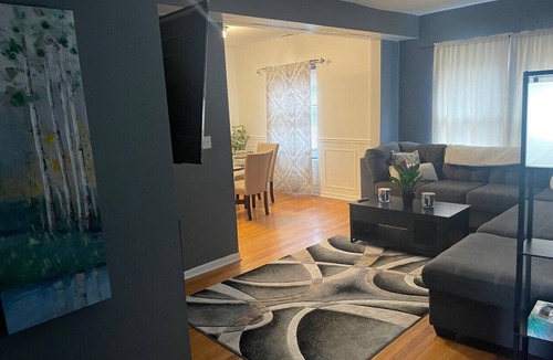 Kenwood Condo | Cozy Beautiful Condo
