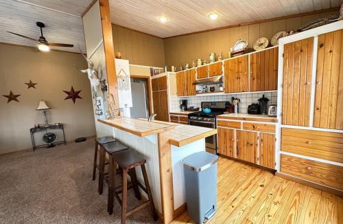 Lowell House | Cozy Beaver Lake Getaway