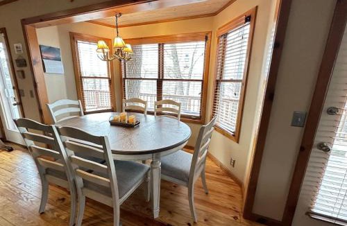 Lowell House | Cozy Beaver Lake Getaway