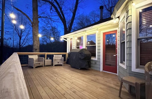 Lowell House | Cozy Beaver Lake Getaway