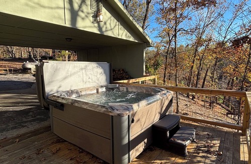Lowell House | Cozy Beaver Lake Getaway
