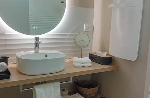 Herouvillette Bed & Breakfast | Cozy bed and breakfast 10 mn from beaches and main sites of the 1944 landings.