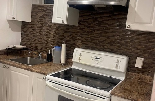 Meadowvale Village House | Cozy bedroom/bath w/kitchen