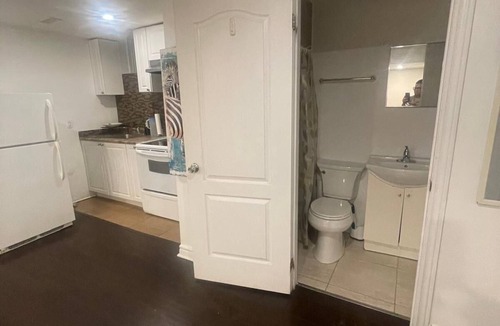 Meadowvale Village House | Cozy bedroom/bath w/kitchen