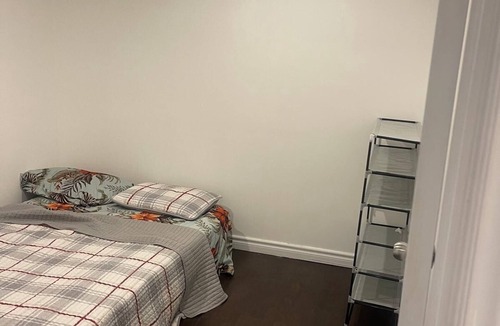 Meadowvale Village House | Cozy bedroom/bath w/kitchen