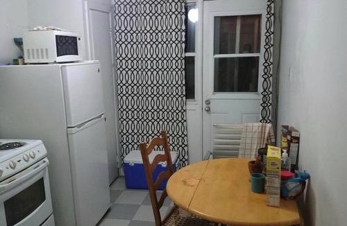 Cote-Des-Neiges—Notre-Dame-De-Grace Apartment | Cozy bedroom/Looking for a roommate