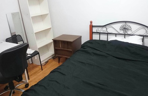 Cote-Des-Neiges—Notre-Dame-De-Grace Apartment | Cozy bedroom/Looking for a roommate