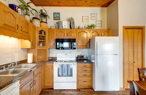 Bixby Cottage | Cozy Belgrade Cottage w/Wood-Burning Stove!