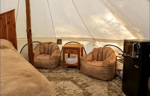 Honey Grove House | Cozy Bell Tent Retreat with Oak Bar Deck near Nature Trails, Honey Grove, TX