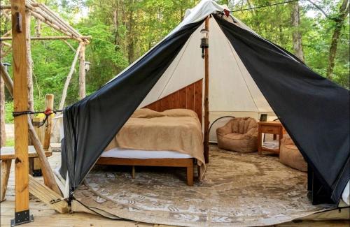 Honey Grove House | Cozy Bell Tent Retreat with Oak Bar Deck near Nature Trails, Honey Grove, TX