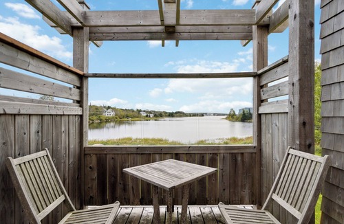 Shelburne House | Cozy Bells Cove Retreat – Stylish Loft with Harbour Views & Walkability