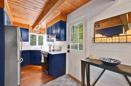 Tolland House | Cozy Berkshires Lakefront Cottage! NEW