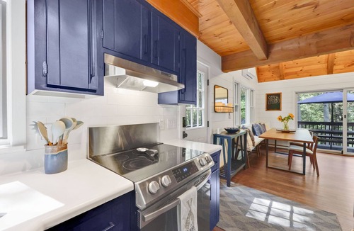 Tolland House | Cozy Berkshires Lakefront Cottage! NEW