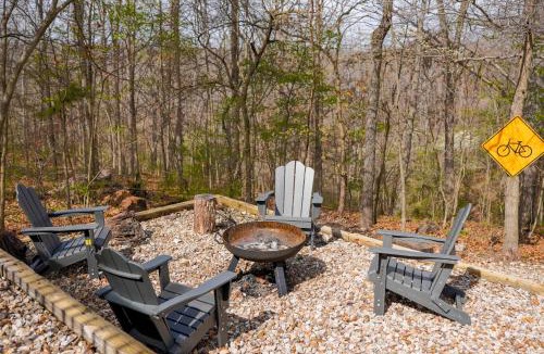 Bella Vista House | Cozy Bike-In & Out Retreat - Fire Pit Pet Friendly