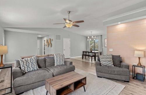 Bella Vista House | Cozy Bike-In & Out Retreat - Fire Pit Pet Friendly