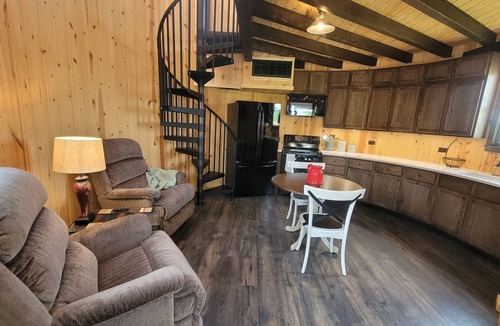 Maxwell Apartment | Cozy Bin 1 bedroom fully furnished short term apartment