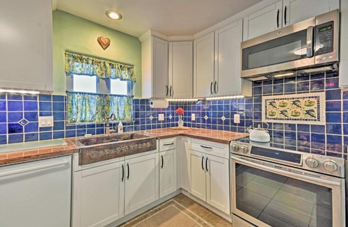 El Prado House | Cozy 'Blue Adobe' w/Steam Room 2 Mi. from Taos!