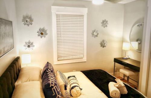 Wilmington House | Cozy Blue Bungalow Walk Downtown! Free parking!