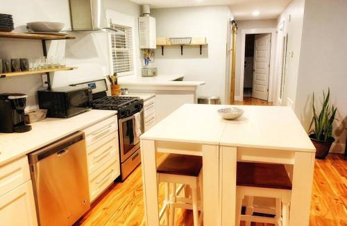 Wilmington House | Cozy Blue Bungalow Walk Downtown! Free parking!