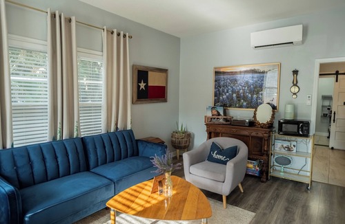 Government Hill House | Cozy Bluebonnet Cottage, Backyard Oasis, Free Parking, EZ Hwy Access