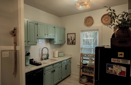 Government Hill House | Cozy Bluebonnet Cottage, Backyard Oasis, Free Parking, EZ Hwy Access