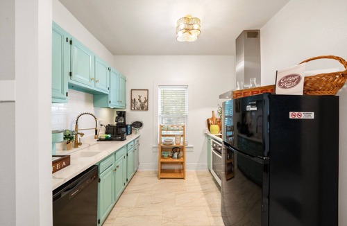 Government Hill House | Cozy Bluebonnet Cottage, Backyard Oasis, Free Parking, EZ Hwy Access