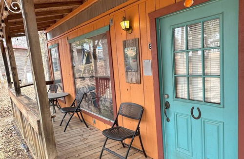 Canton Cottage | Cozy Bluebonnet cottage in fabulous Canton with WiFi, AC