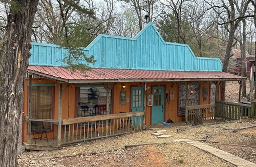 Canton Cottage | Cozy Bluebonnet cottage in fabulous Canton with WiFi, AC
