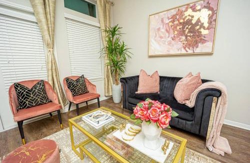 South Main Apartment | Cozy Blush Haus/ NRG / PoolView /TX Med Center