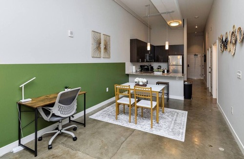 Downtown Des Moines Apartment | Cozy Boho-Chic Downtown 2BD/2BR - Downtown DSM