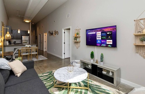 Downtown Des Moines Apartment | Cozy Boho-Chic Downtown 2BD/2BR - Downtown DSM