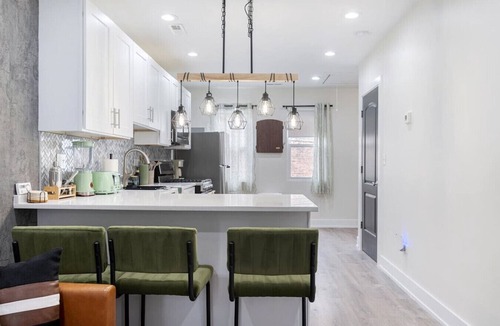Little Village Apartment | Cozy Boho Chicago - 10 Minutes to Downtown Chicago