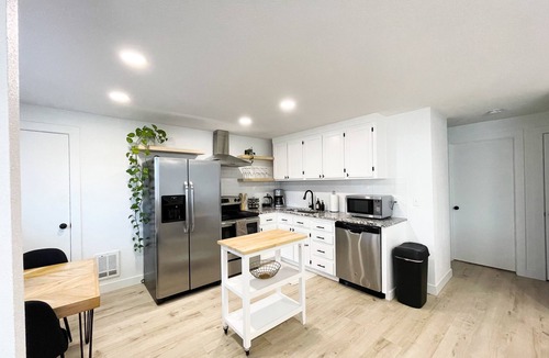 Vancouver House | Cozy Boho Inspired Duplex - with 4 person HOTUB!