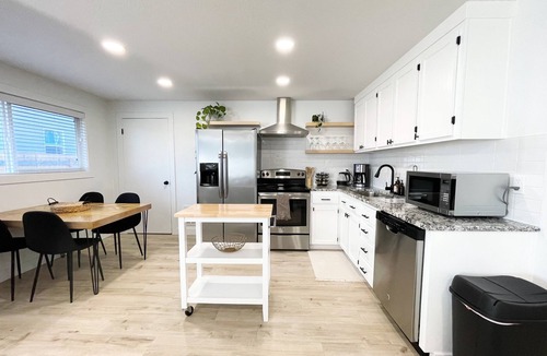 Vancouver House | Cozy Boho Inspired Duplex - with 4 person HOTUB!