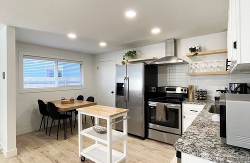 Vancouver House | Cozy Boho Inspired Duplex - with 4 person HOTUB!