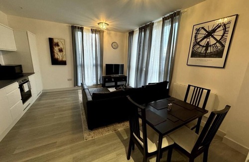 Bracknell Apartment | Cozy Bracknell Apartment with Modern Amenities