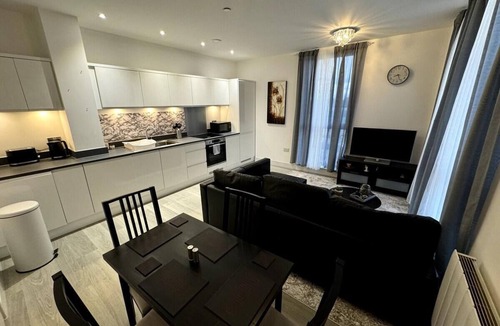 Bracknell Apartment | Cozy Bracknell Apartment with Modern Amenities